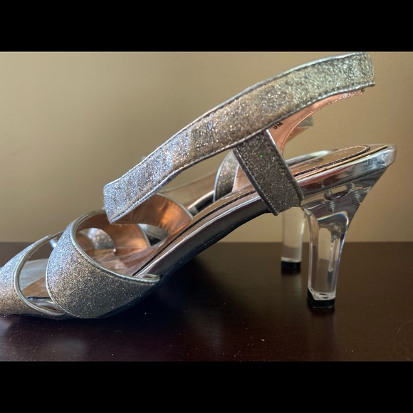 Sparkly glittery mootsie tootsie silver heels - daughter worn it once for prom - Picture 4 of 7